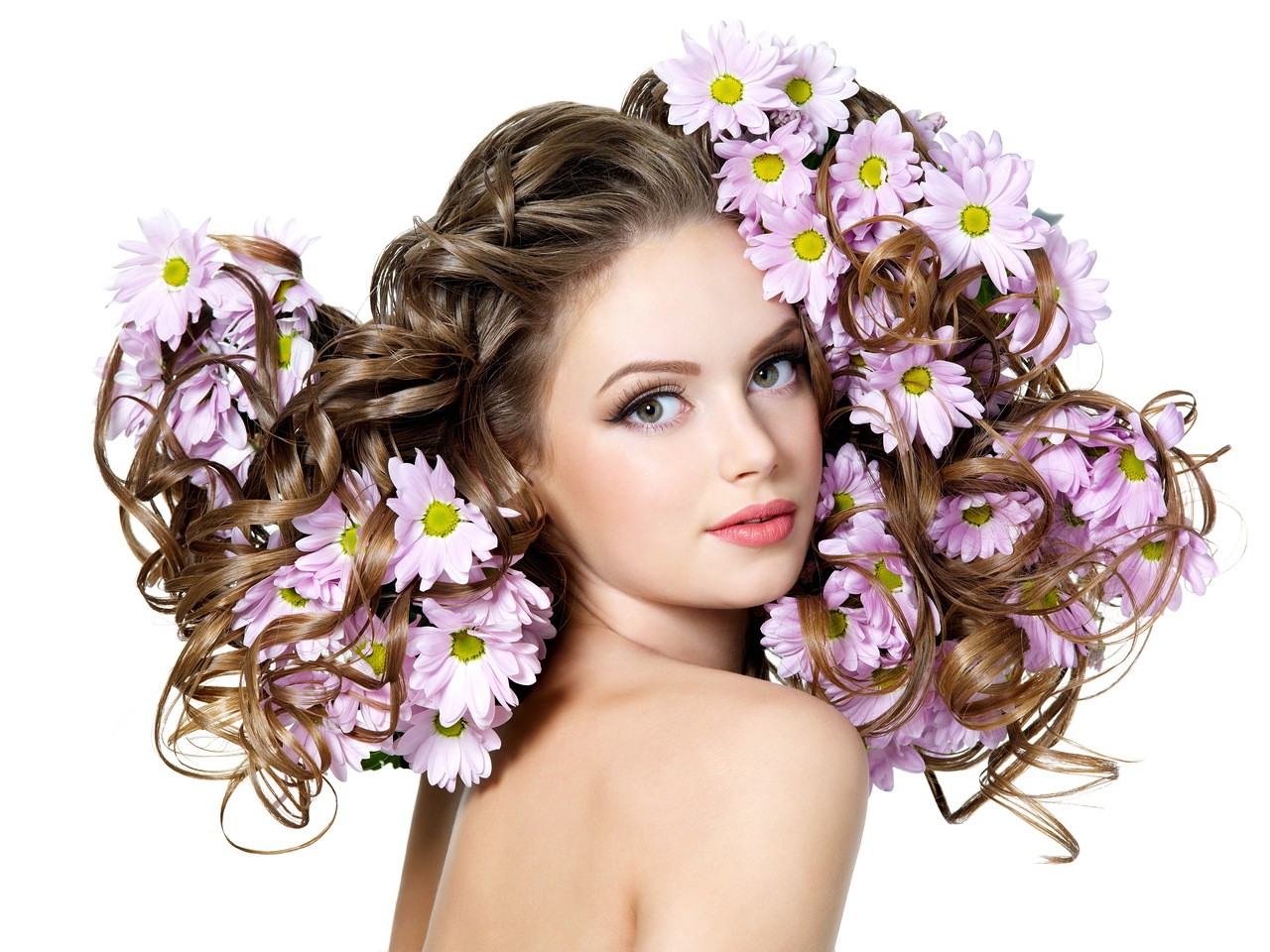 Девушка с цветами в волосах