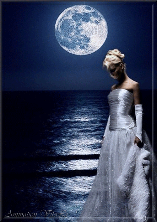Девушка, луна, море
