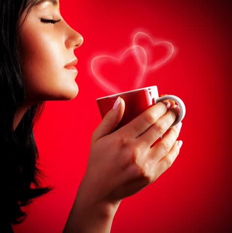 Женщина наслаждается ароматом кофе