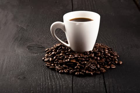 Белая чашка с зернами кофе