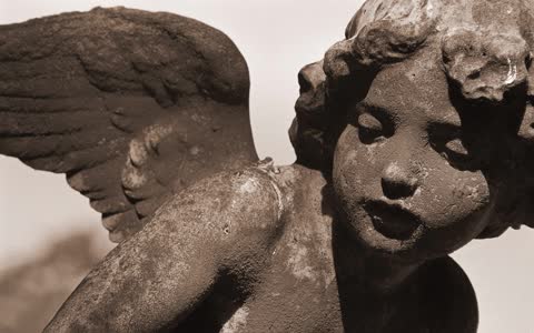 Скульптура из камня ангел