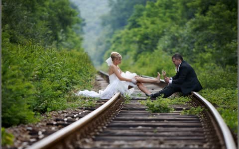 Жених и невеста на железной дороге