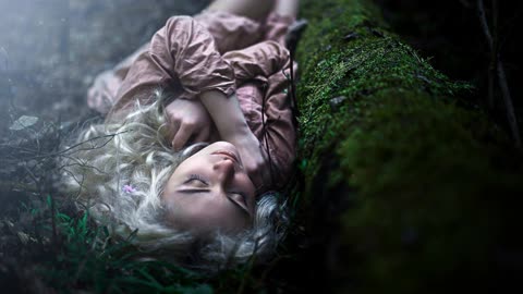 Блондинка спящая в лесу
