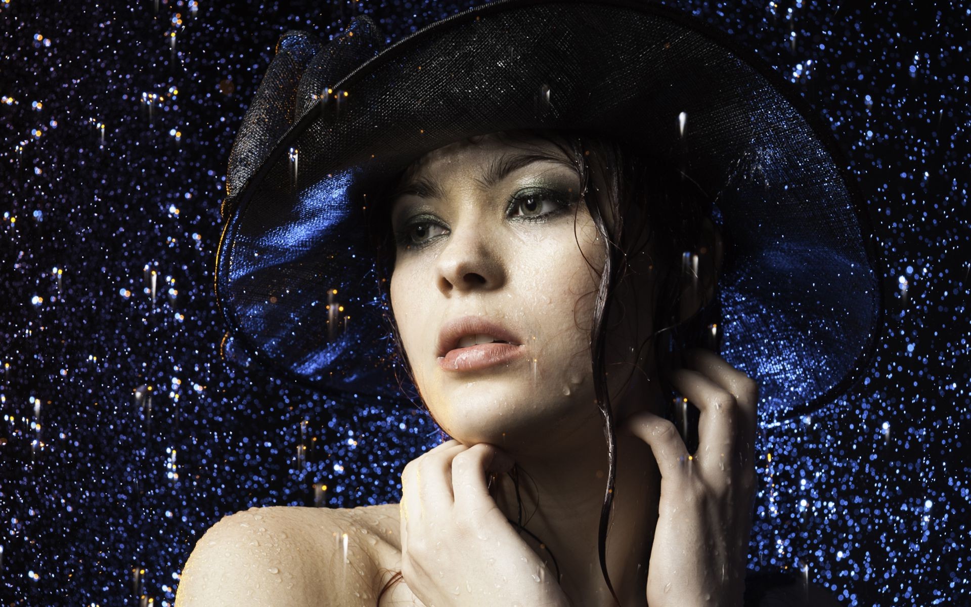 Девушка в шляпе под дождем