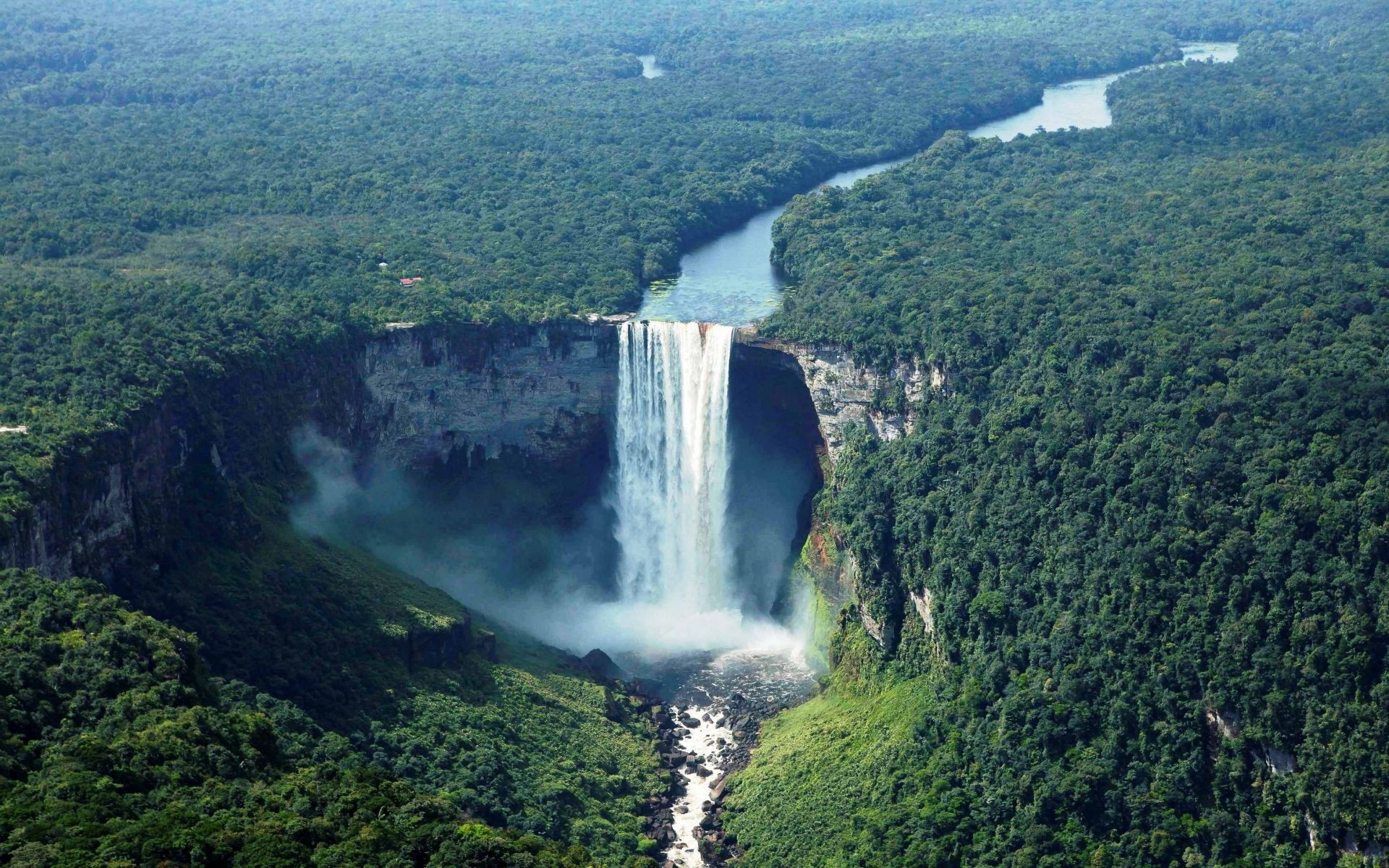 Красивый водопад в джунглях
