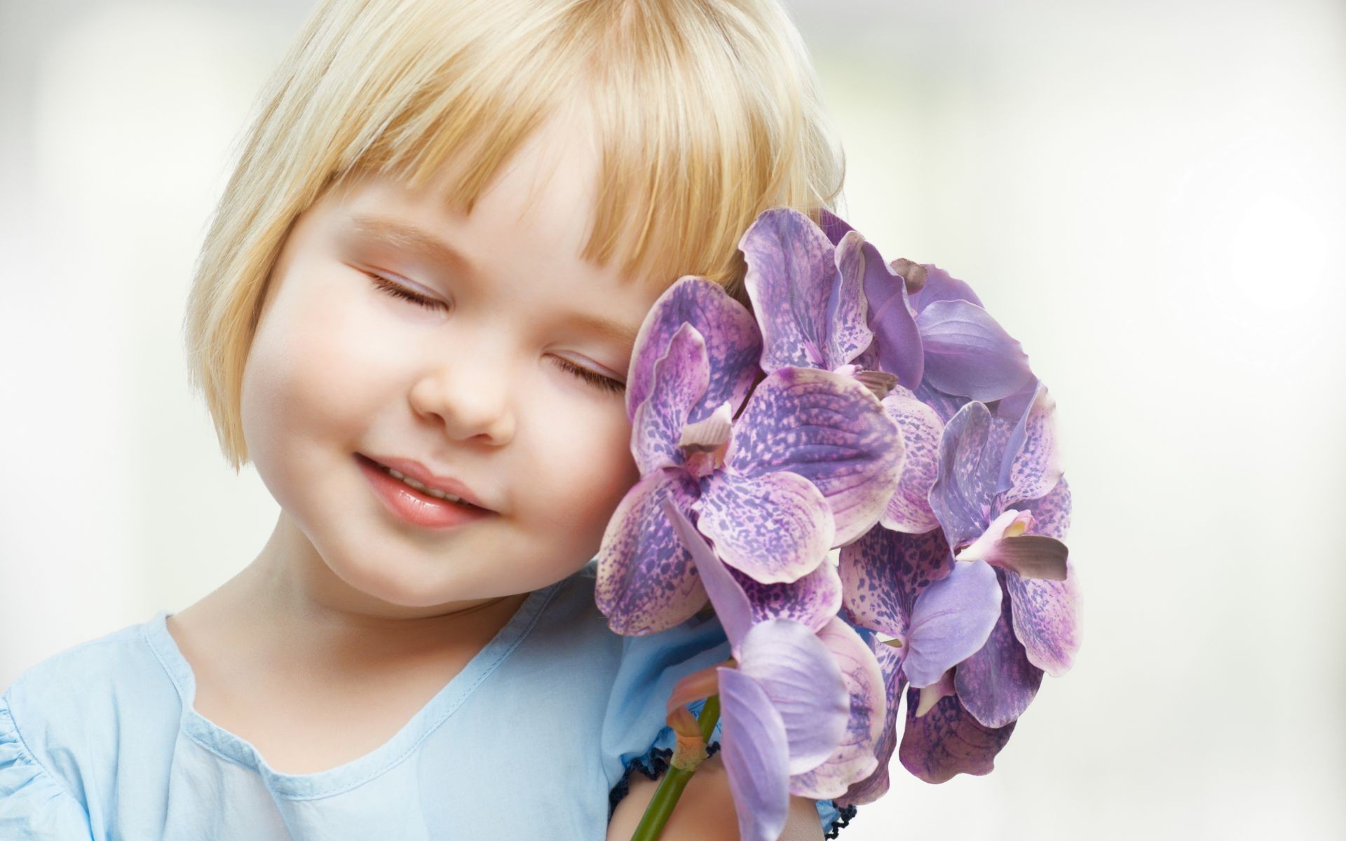 Девочка с фиолетовыми цветами