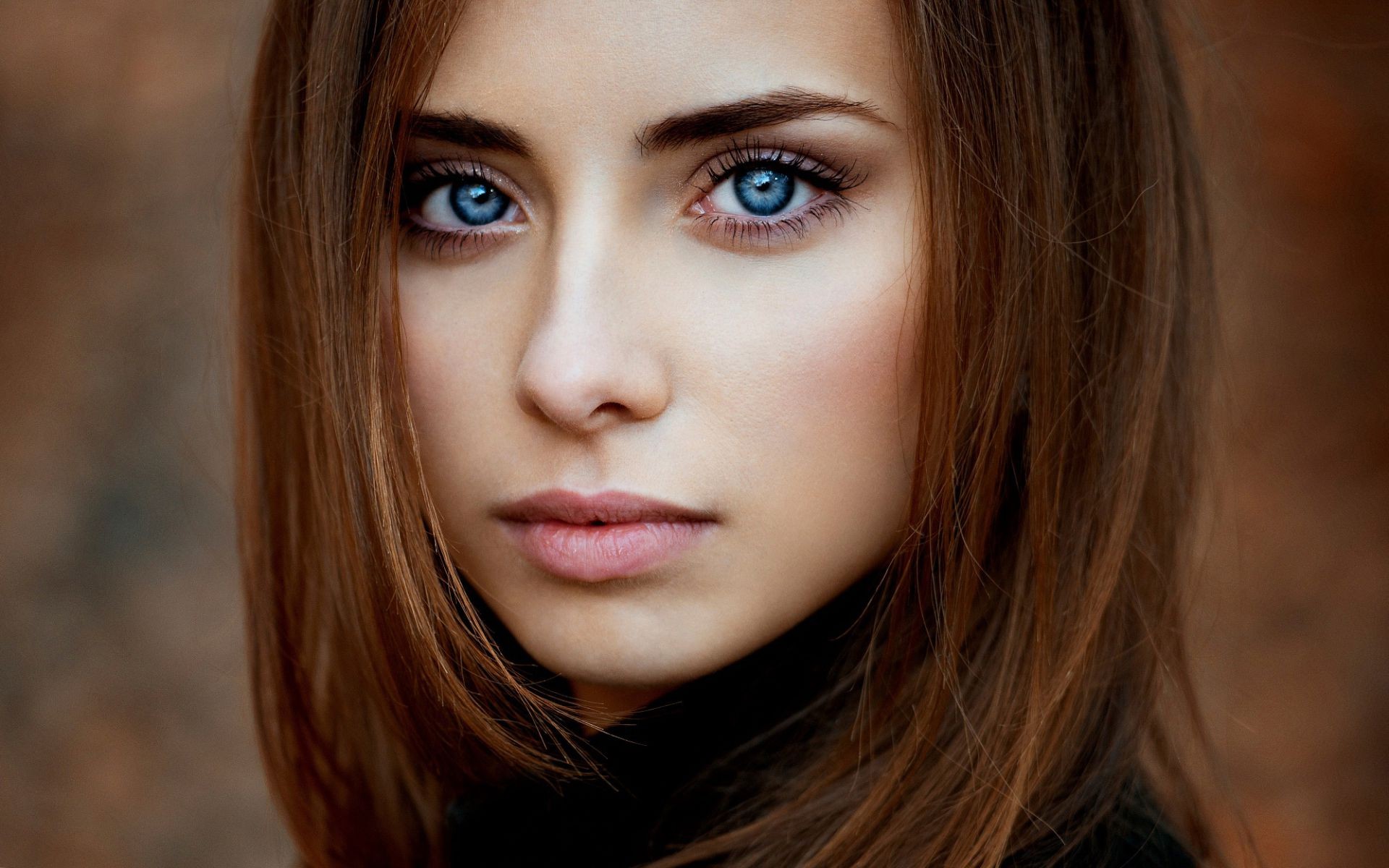 Лицо девушки с голубыми глазами