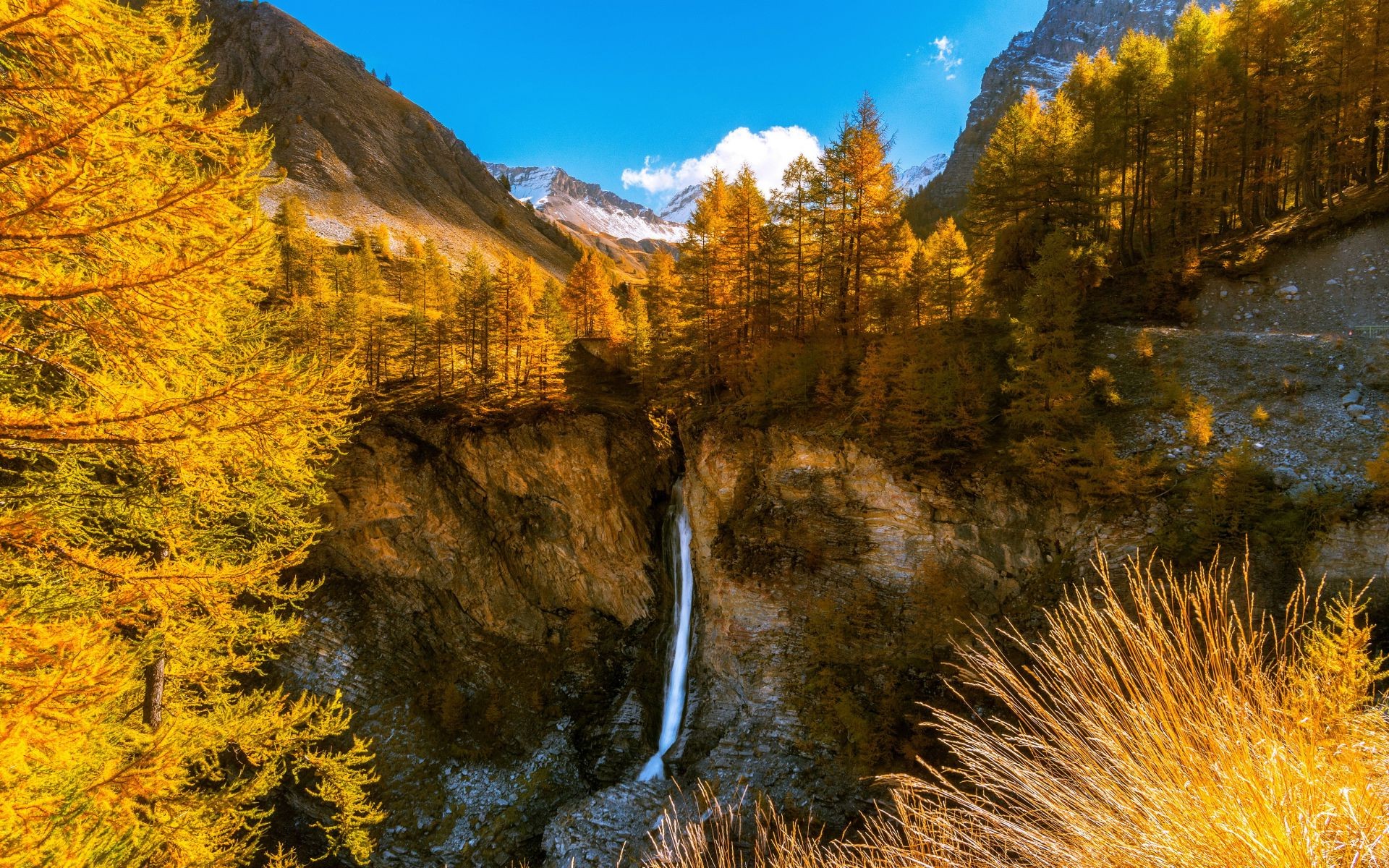 Водопад, желтая осень