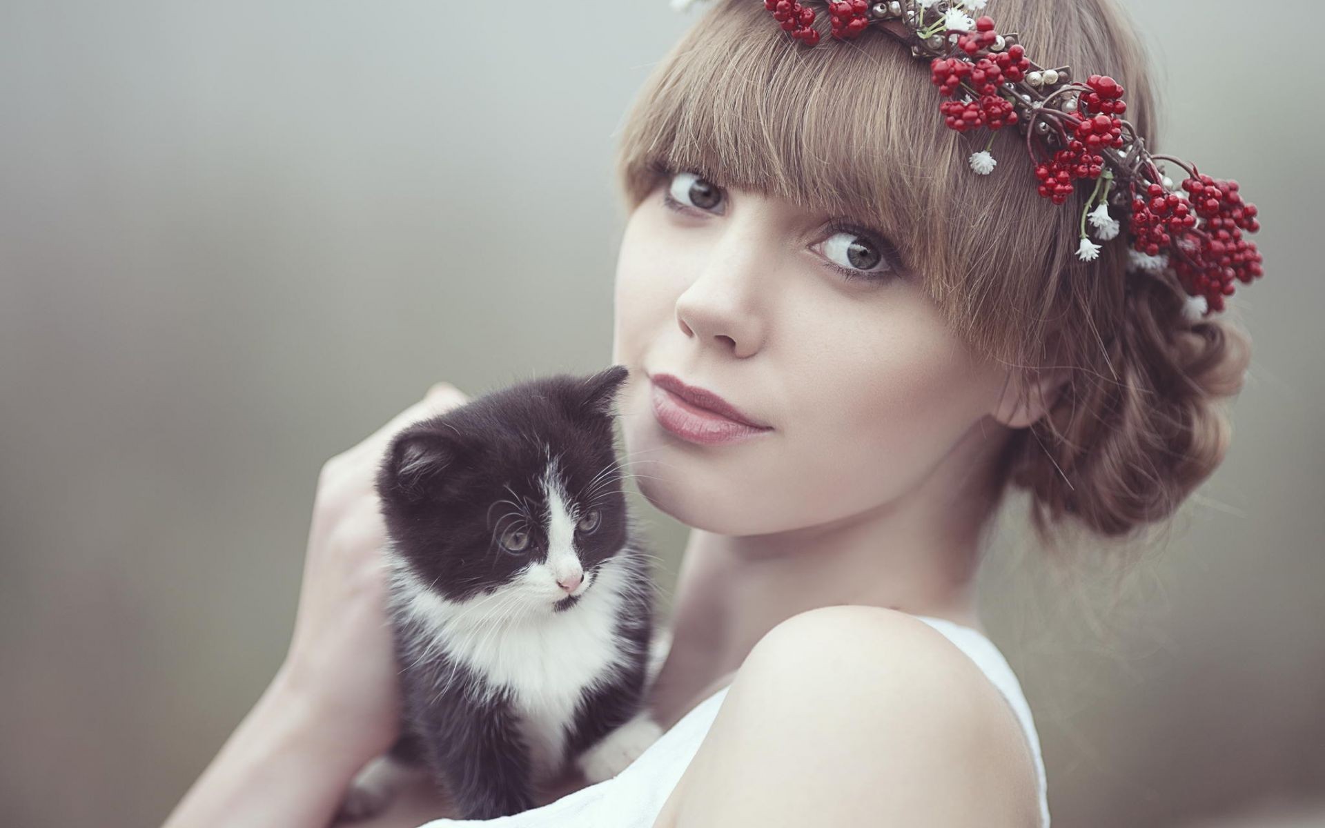 Девушка с венком на голове и котенком
