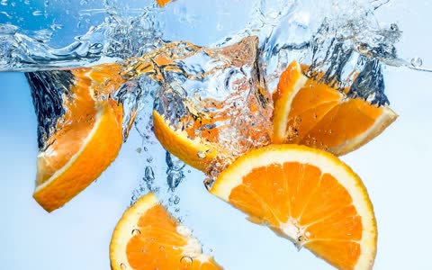 Дольки апельсина в воде