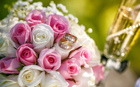Свадебный букет роз и кольца