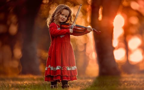 Девочка в красном платье со скрипкой