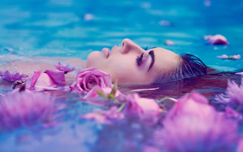 Девушка в бассейне с цветами
