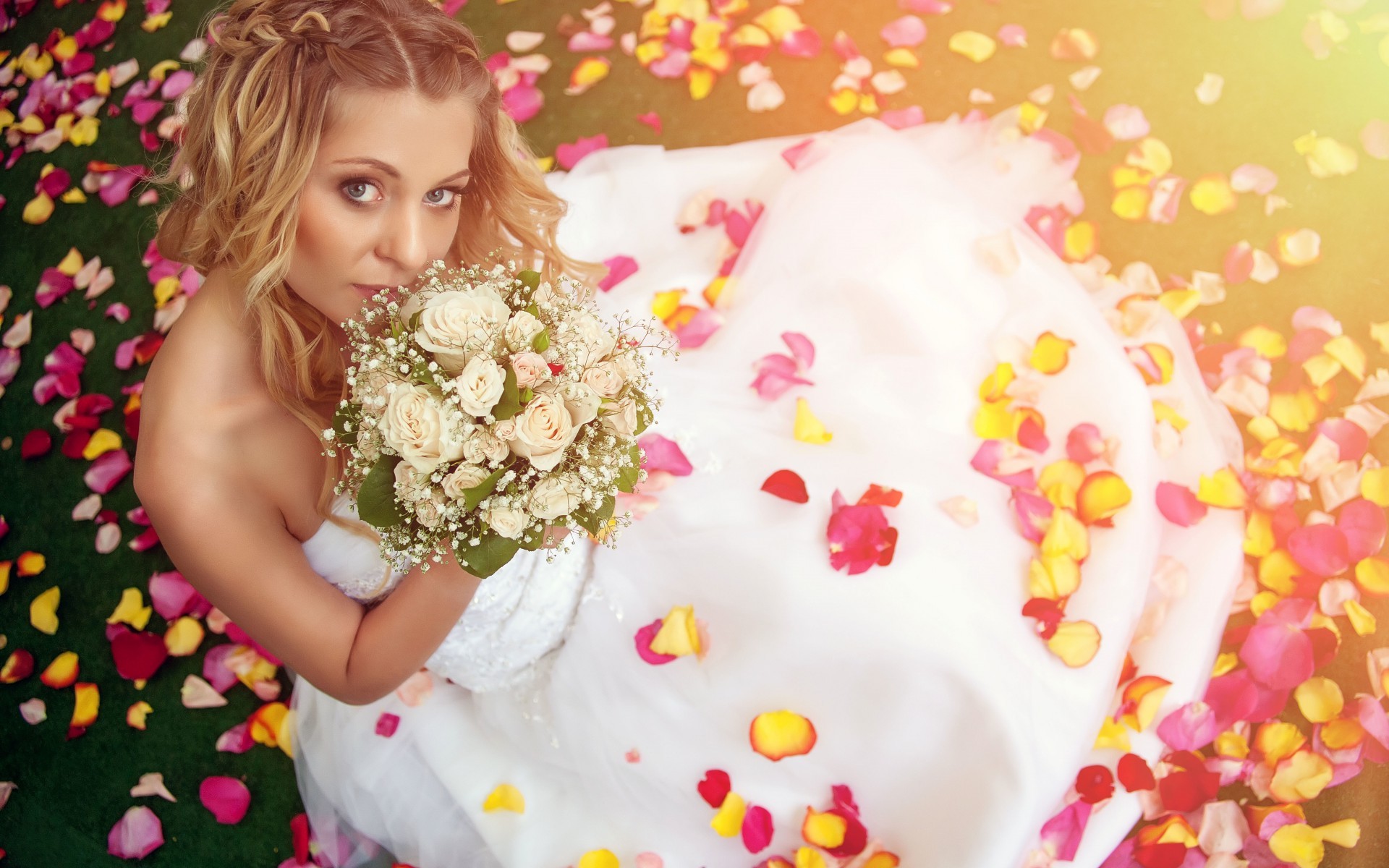 Невеста с букетом роз, лепестки цветов