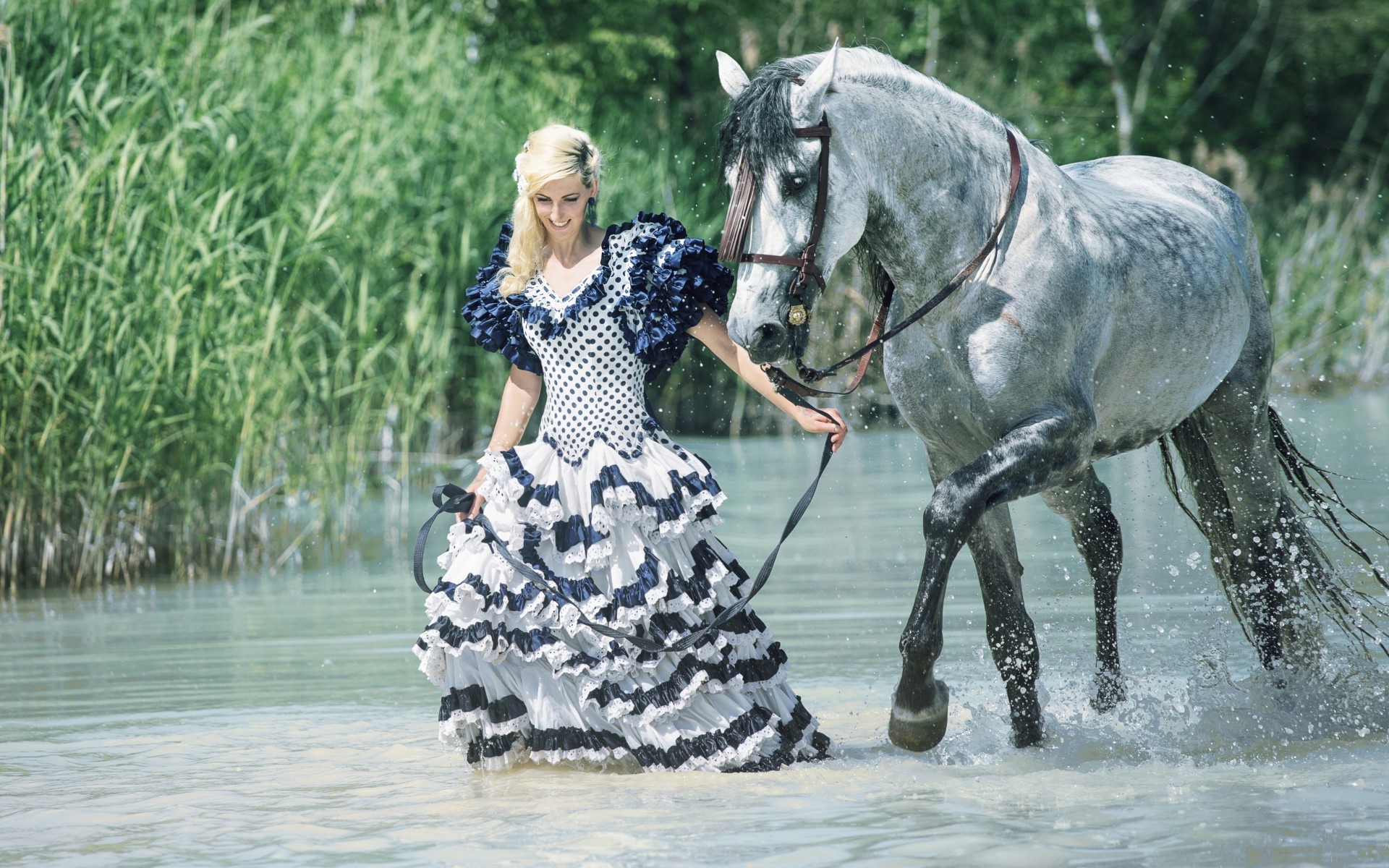 Прогулка по воде, девушка и лошадь