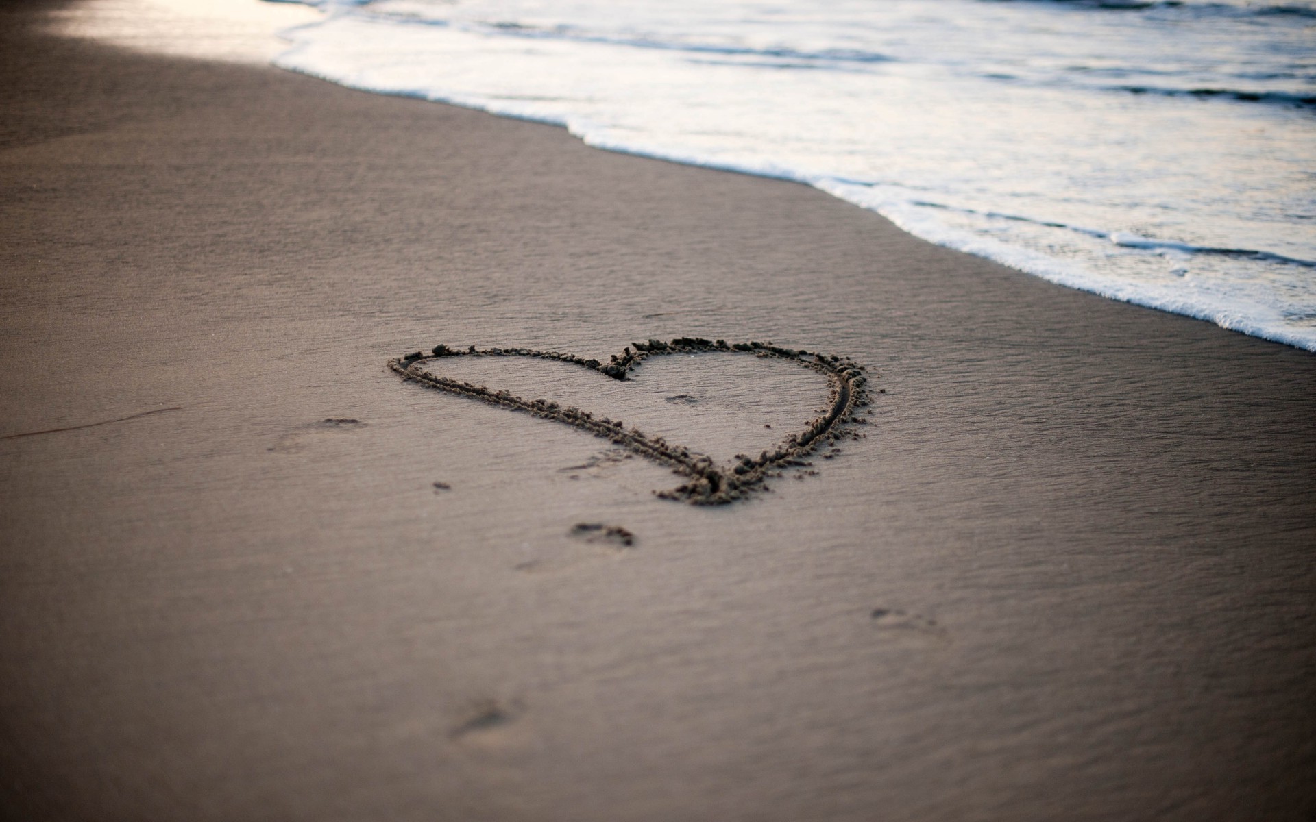 Сердце на песке, море