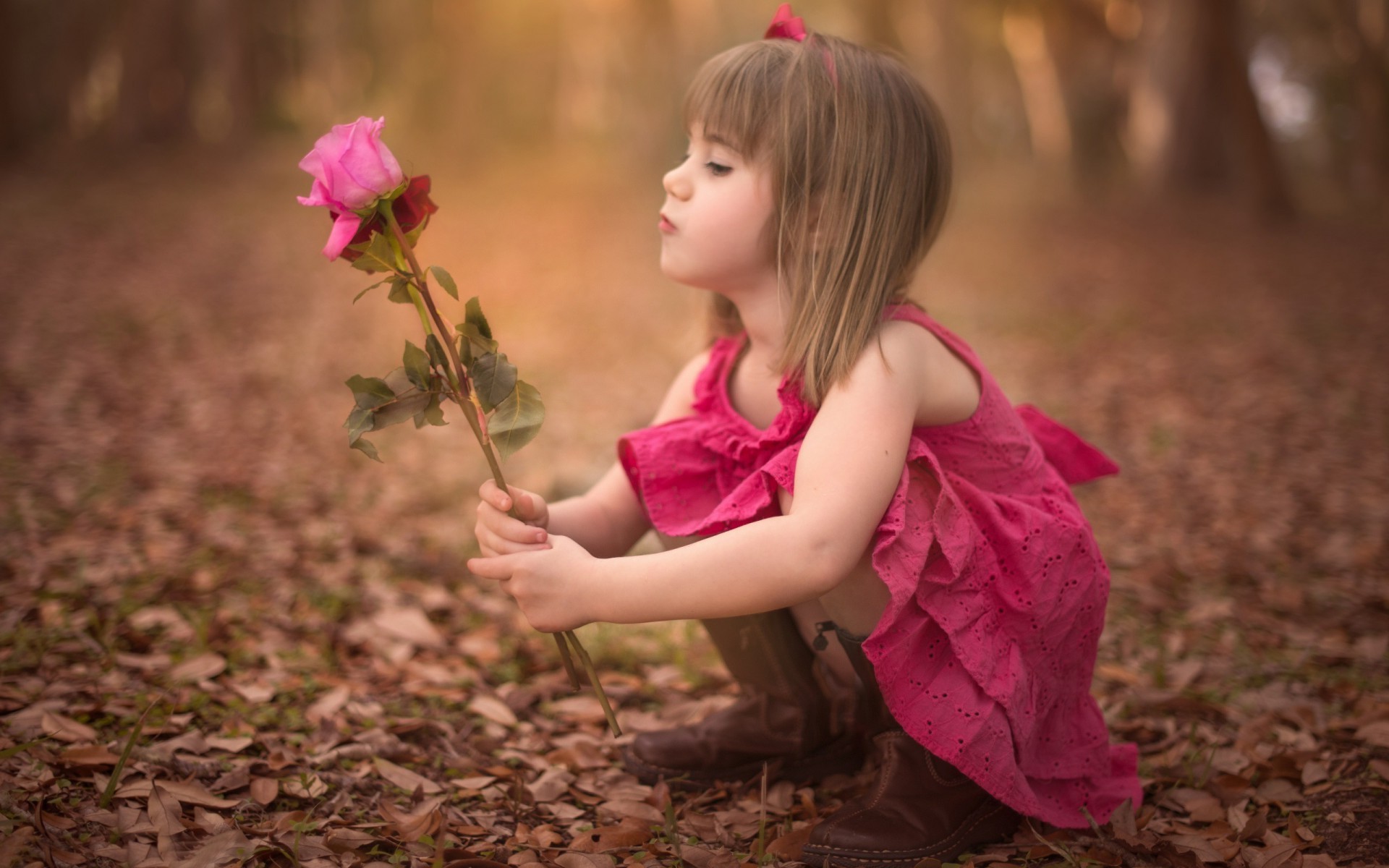 Маленькая девочка с цветком розы