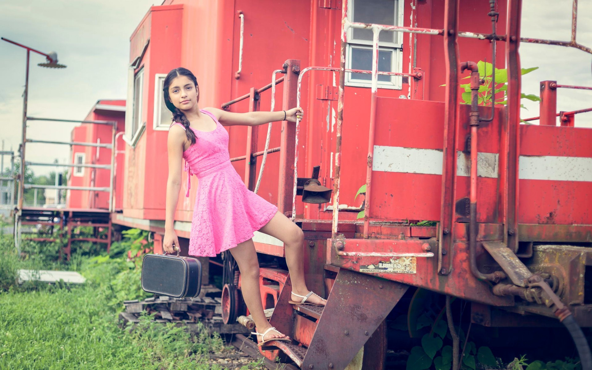 Девушка, локомотив, платье, поезд