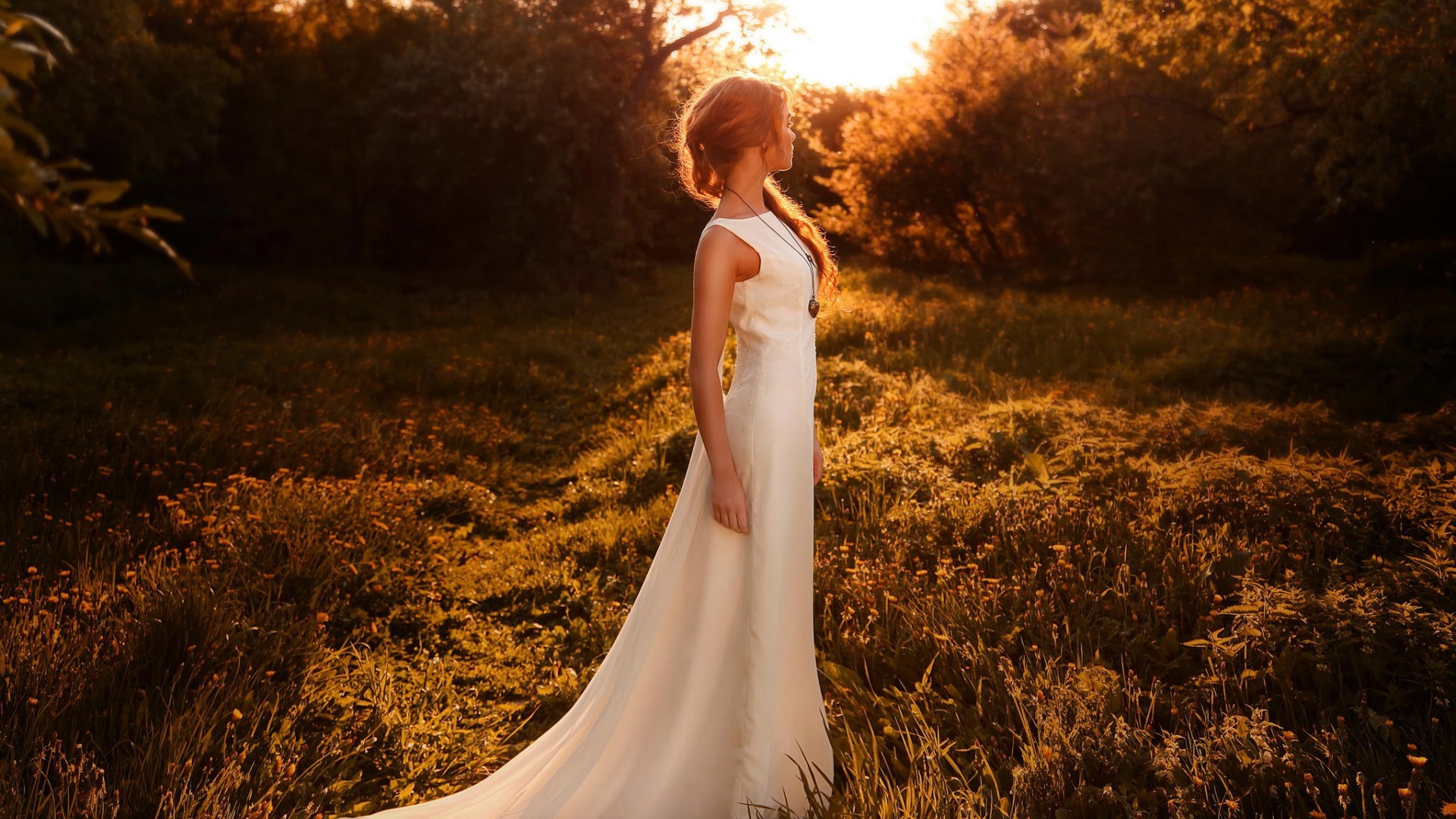 Девушка в белом платье на фоне заката