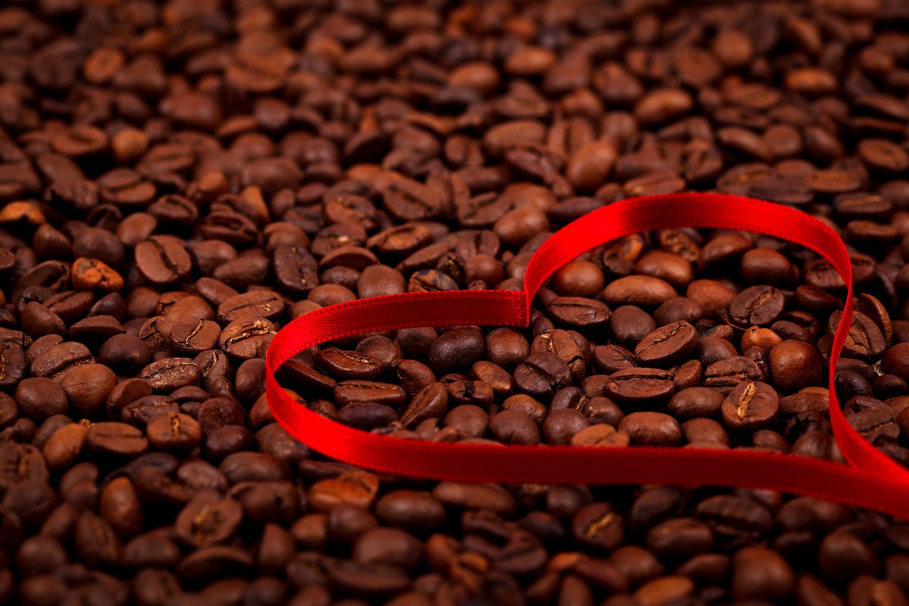 Зерна кофе, сердце, лента