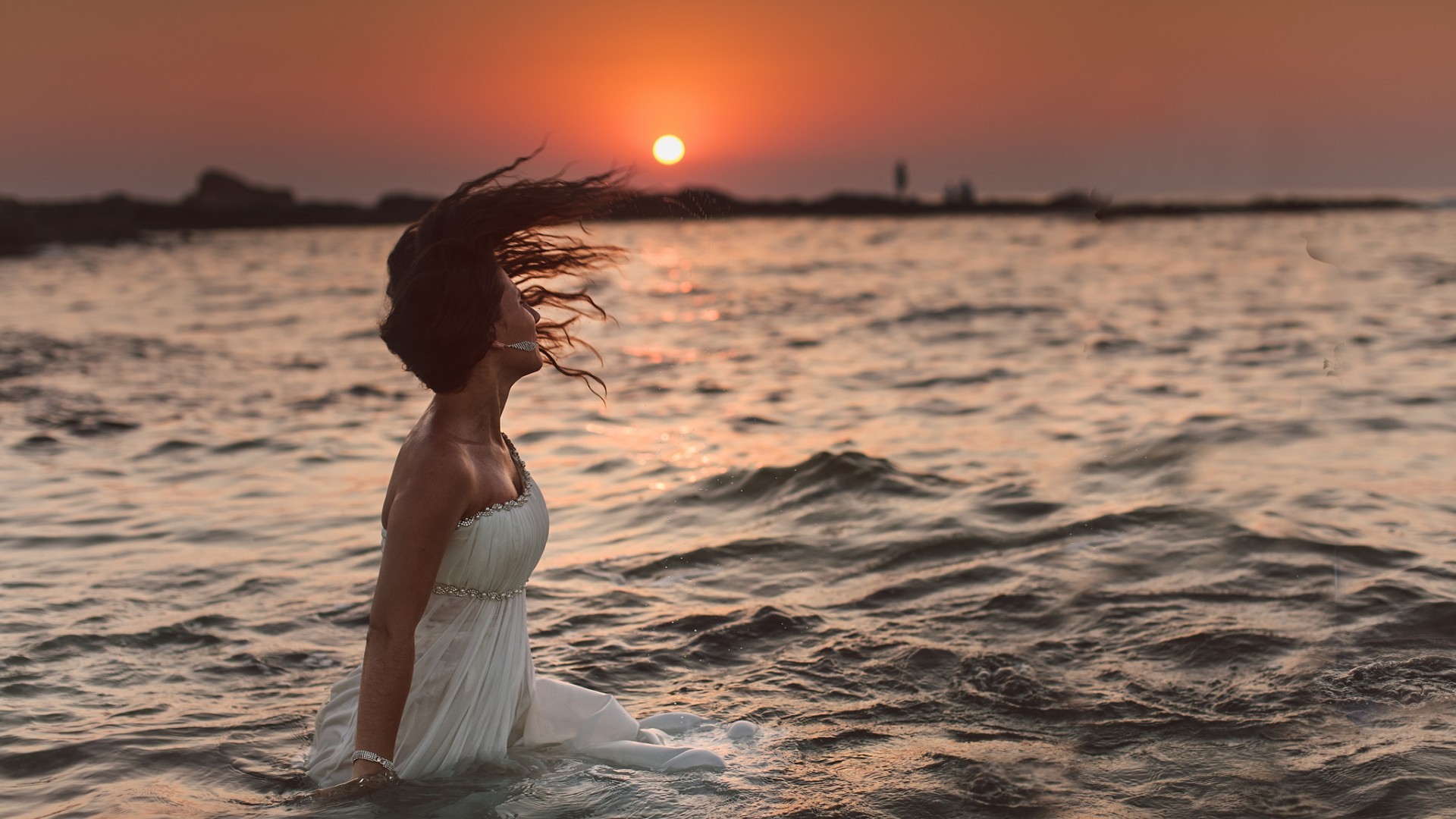 Девушка стоит в воде, море, закат