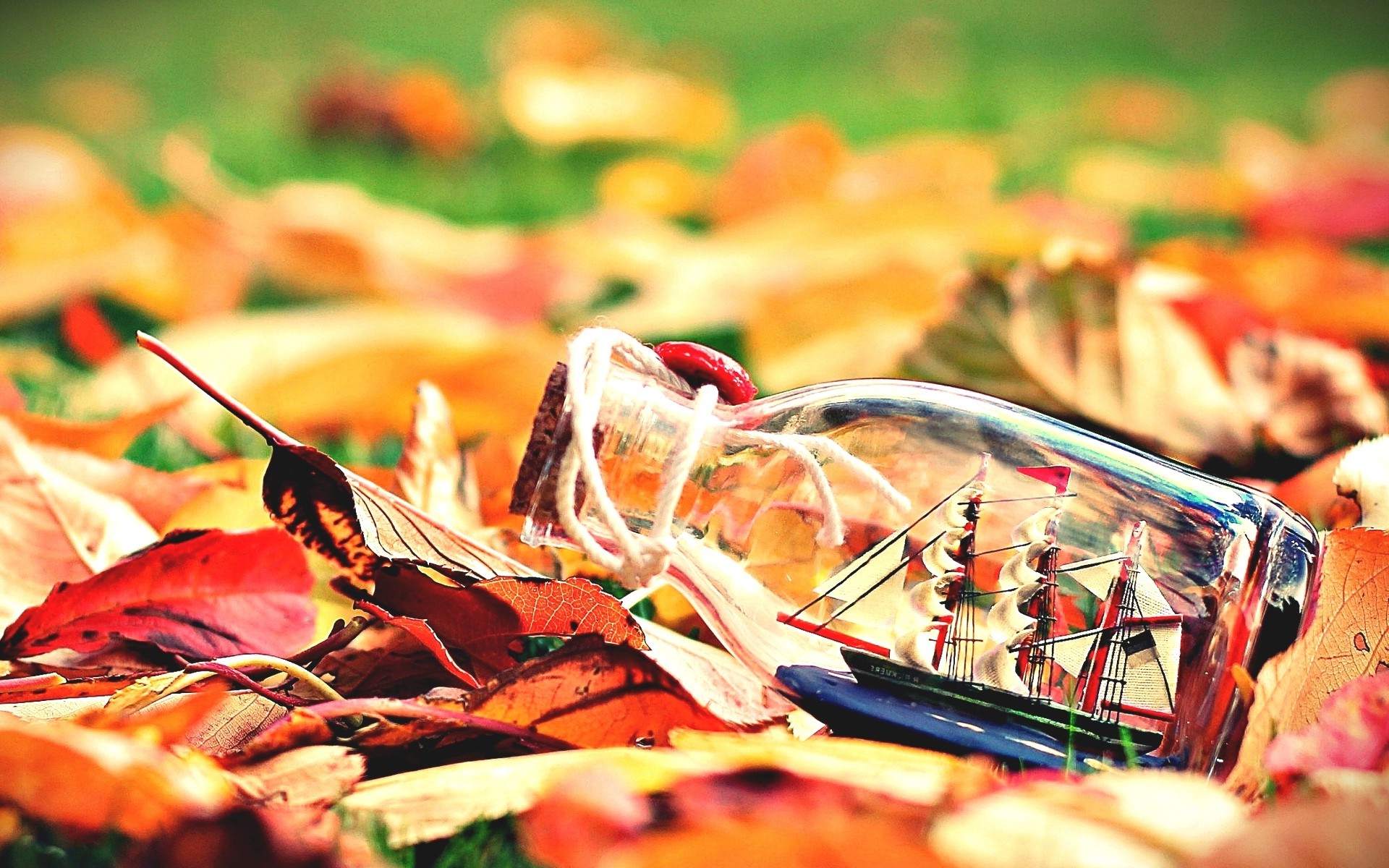 Осенний фон, листья, кораблик