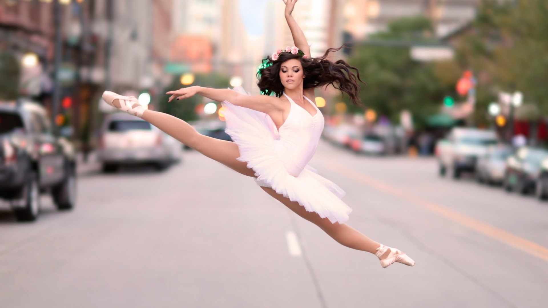 Балерина в белом платье, прыжок, шпагат