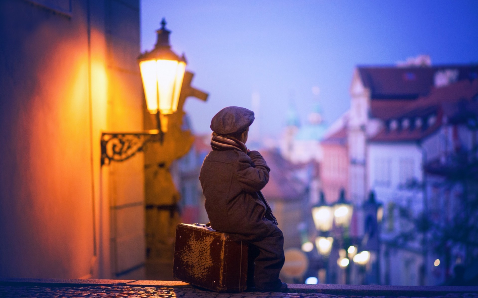 Ребёнок на фоне ночного города