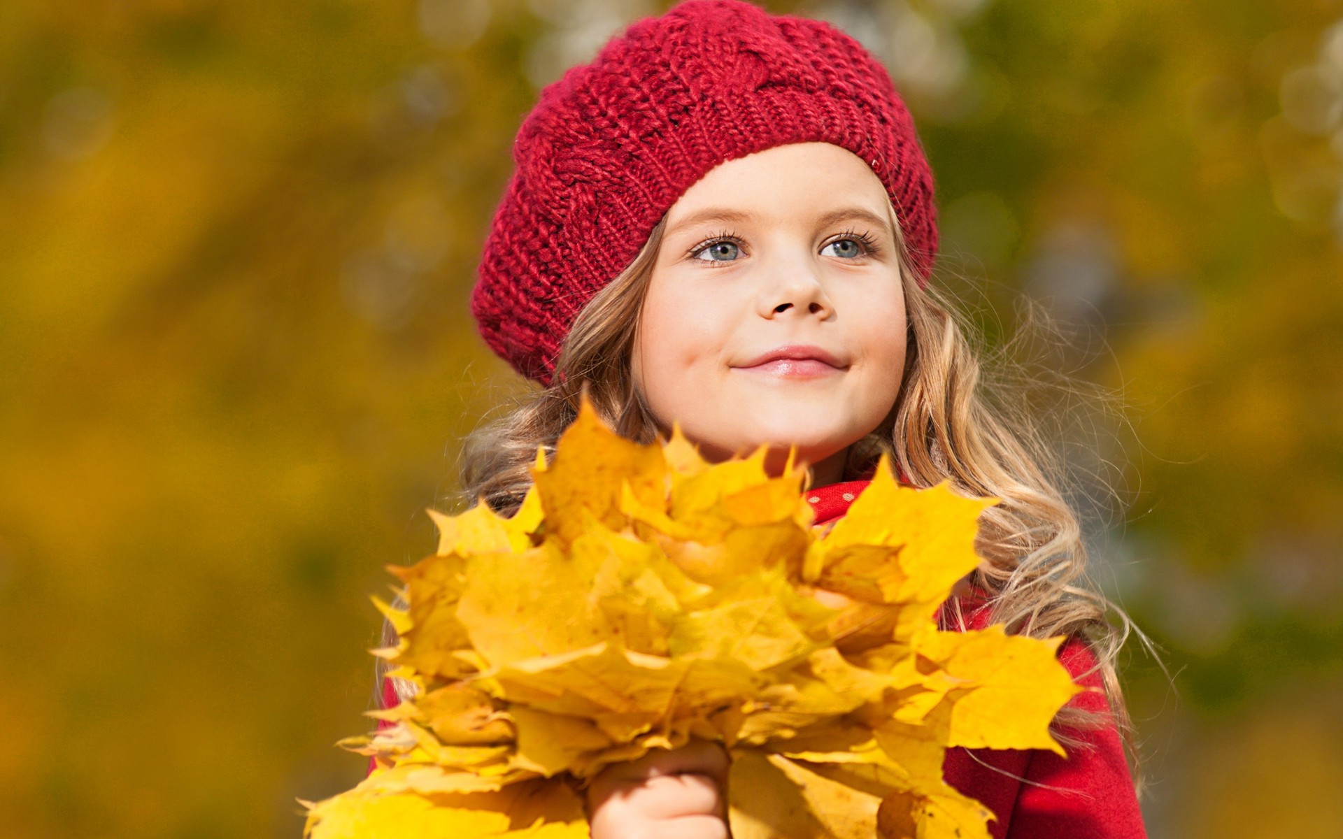Девочка с желтыми листьями, осень