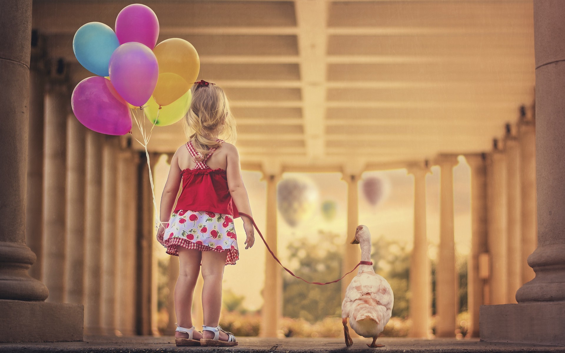 Девочка с гусем и воздушными шариками