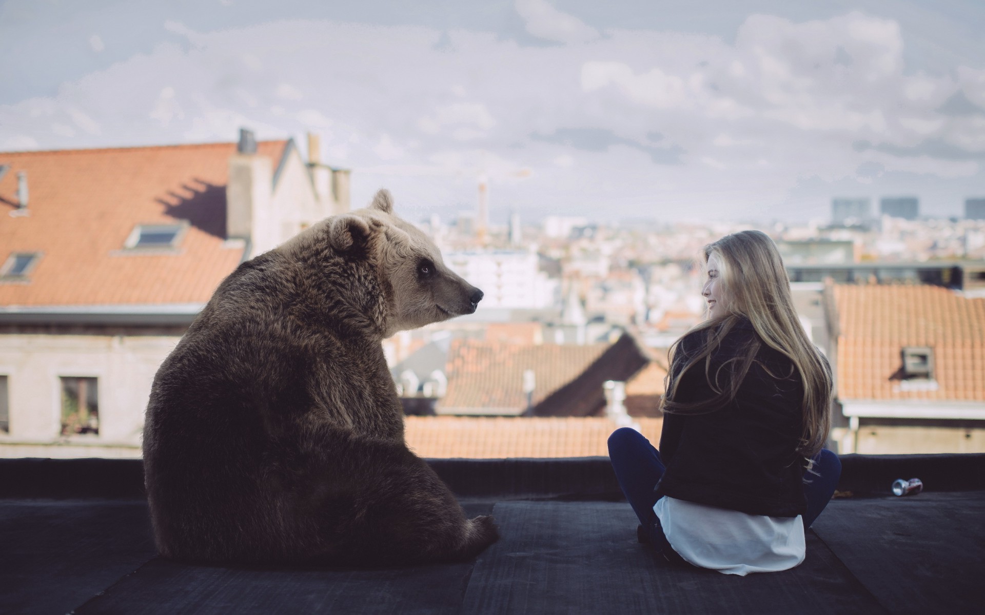 Девушка с медведем на крыше дома