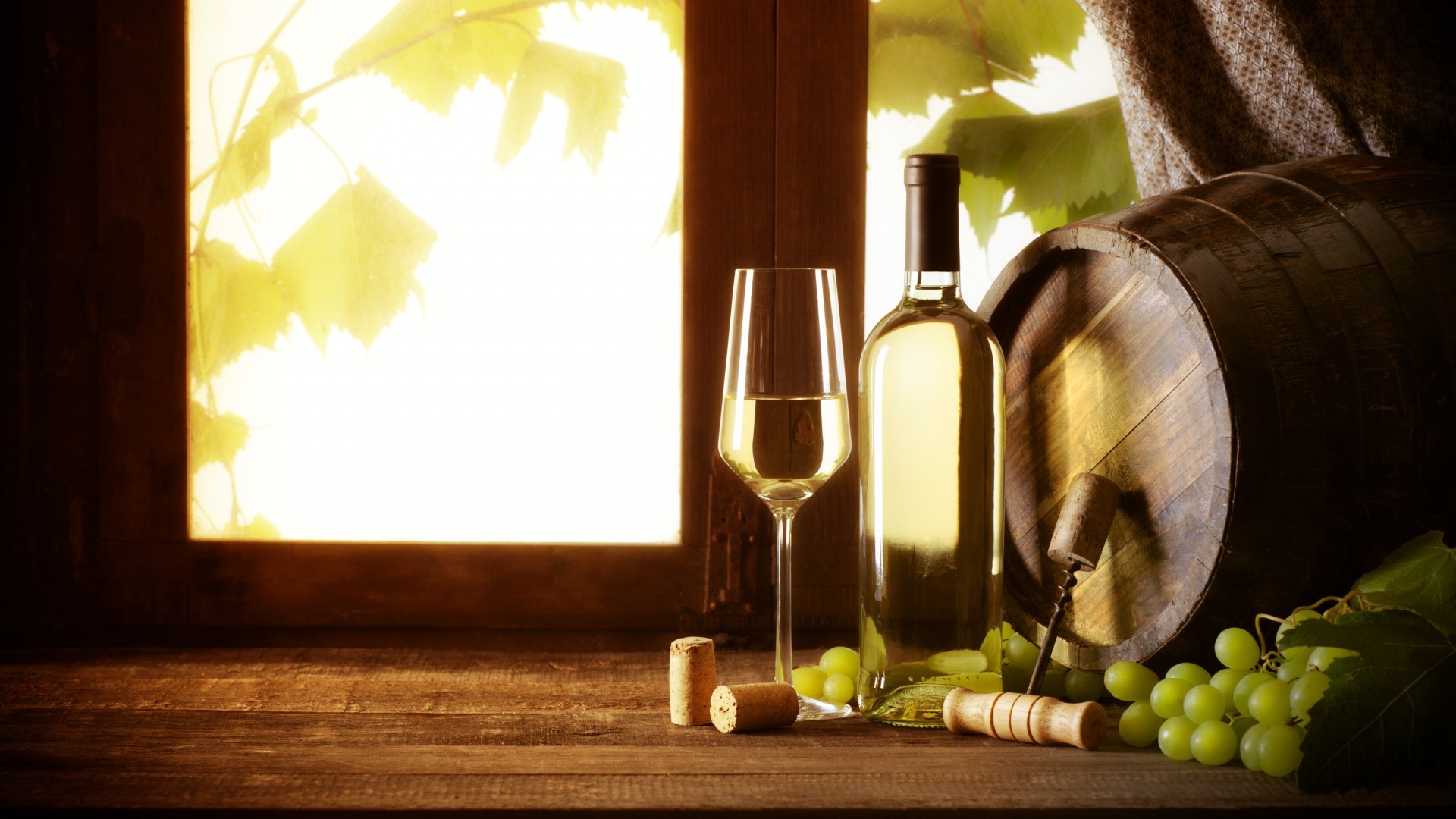 Белое вино, бочка, виноград, натюрморт