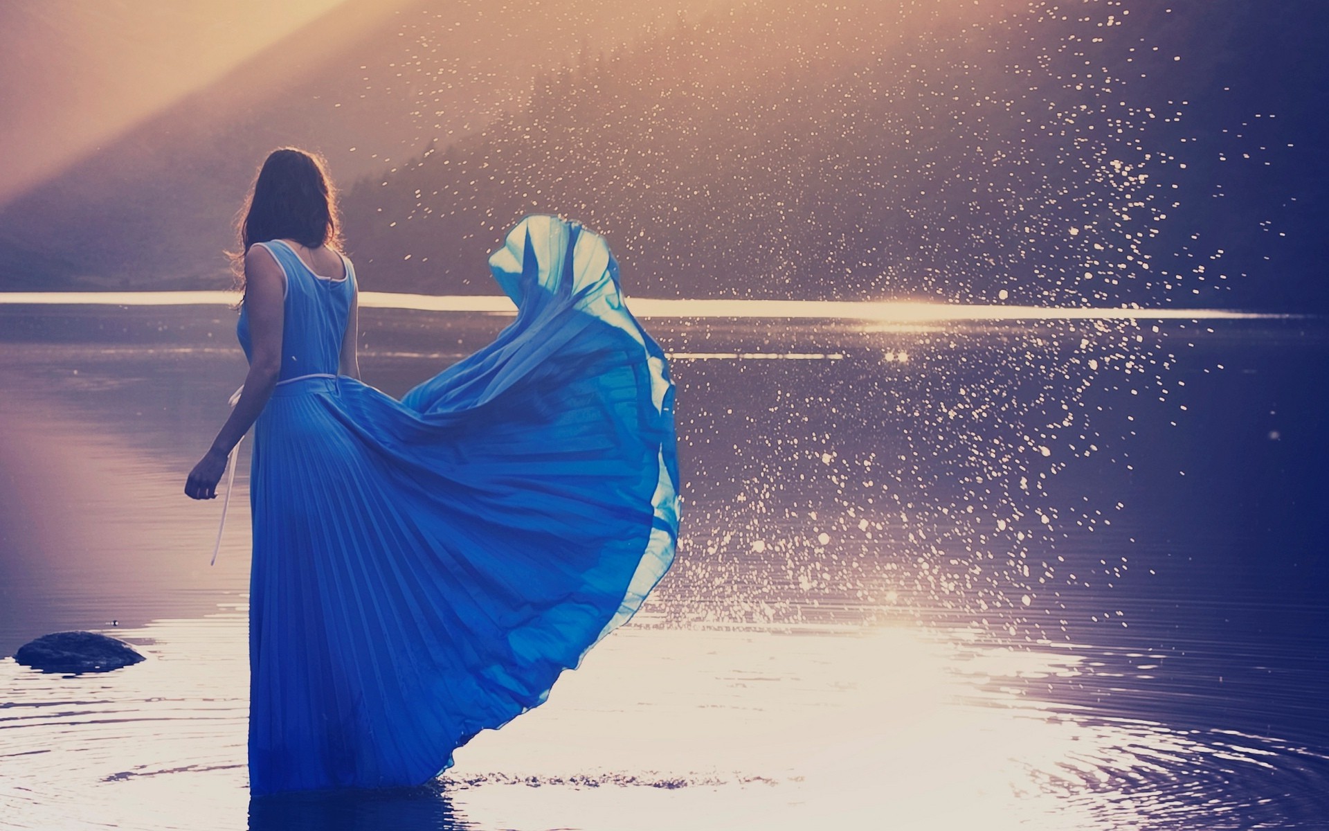 Девушка в синем платье, брызги, вода