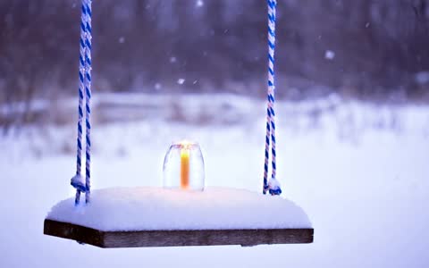 Качели, свеча, снег
