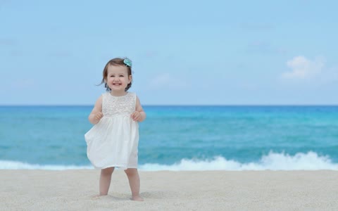 Маленькая девочка на пляже, море, песок