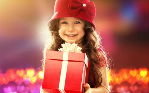 Маленькая девочка с подарком