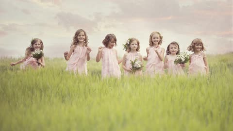 Маленькие девочки, поле, радость