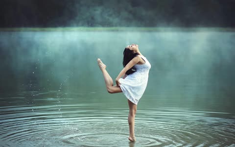 Девушка, вода, туман, танец