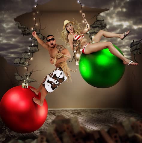 Девушка и парень катаются на новогодних шарах
