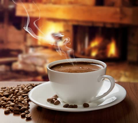 Фото горячий кофе на фоне камина