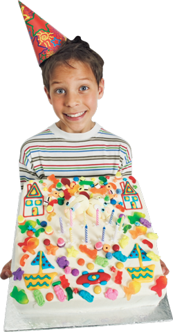 Фото мальчик с квадратным тортом