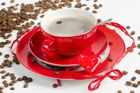 Красивая красная чашка с кофе