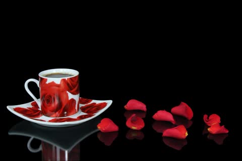 Кофейная чашка с лепестками роз