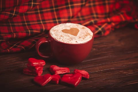 Чашка кофе и печенье в форме сердечек