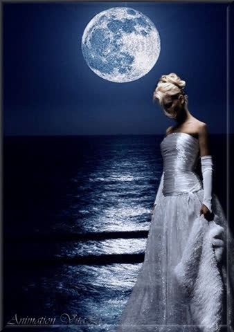 Девушка, луна, море