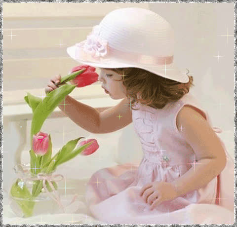 Фото маленькая девочка с цветами
