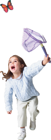 Маленькая девочка ловит бабочку