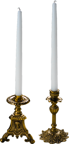 Две длинные белые свечи