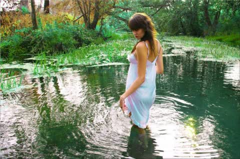 Девушка в озере