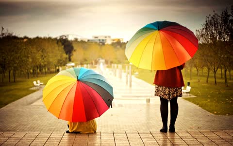 Разноцветные зонты, люди, позитив